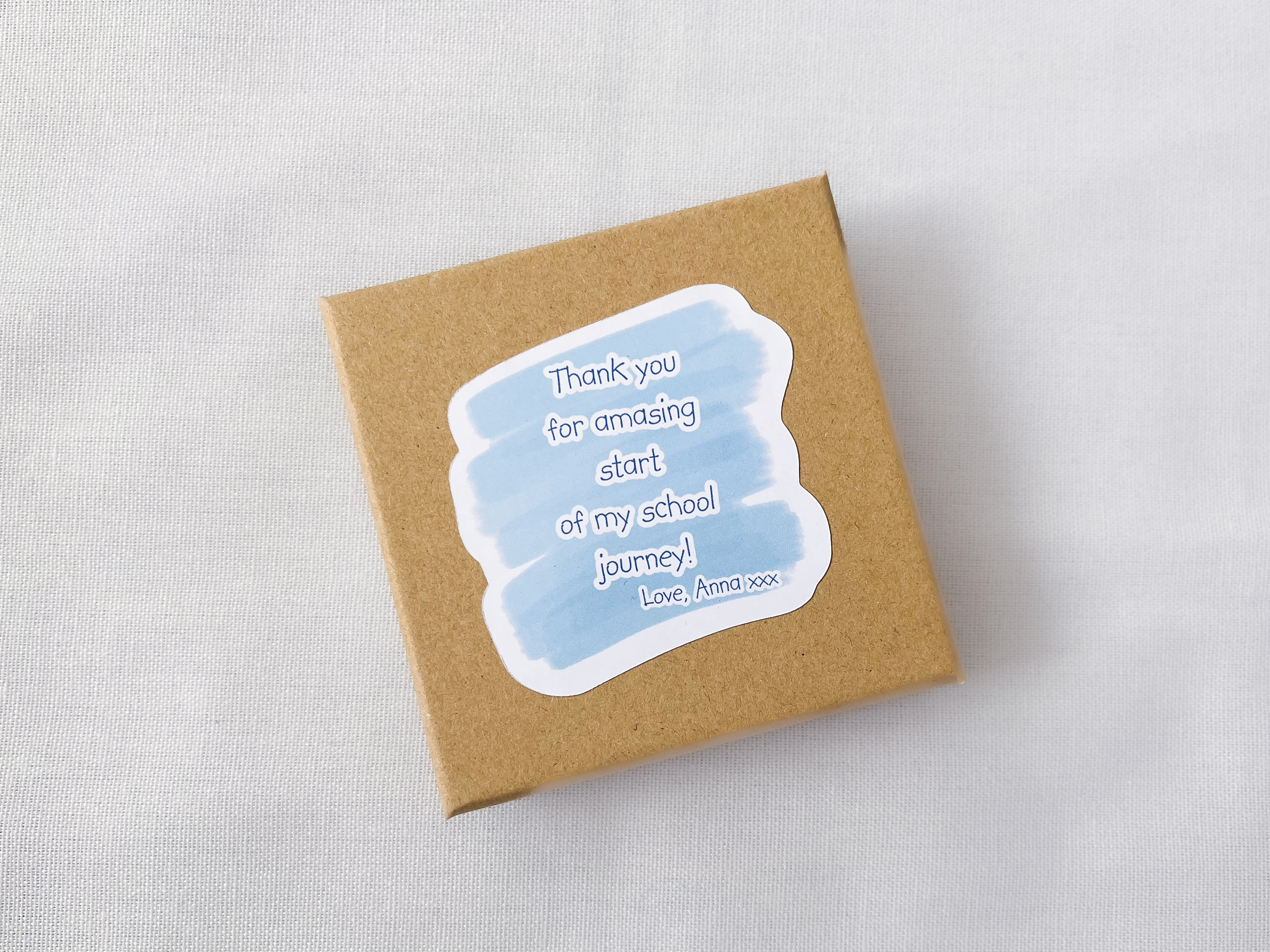 Personalised message on a box with 3d-printed badge